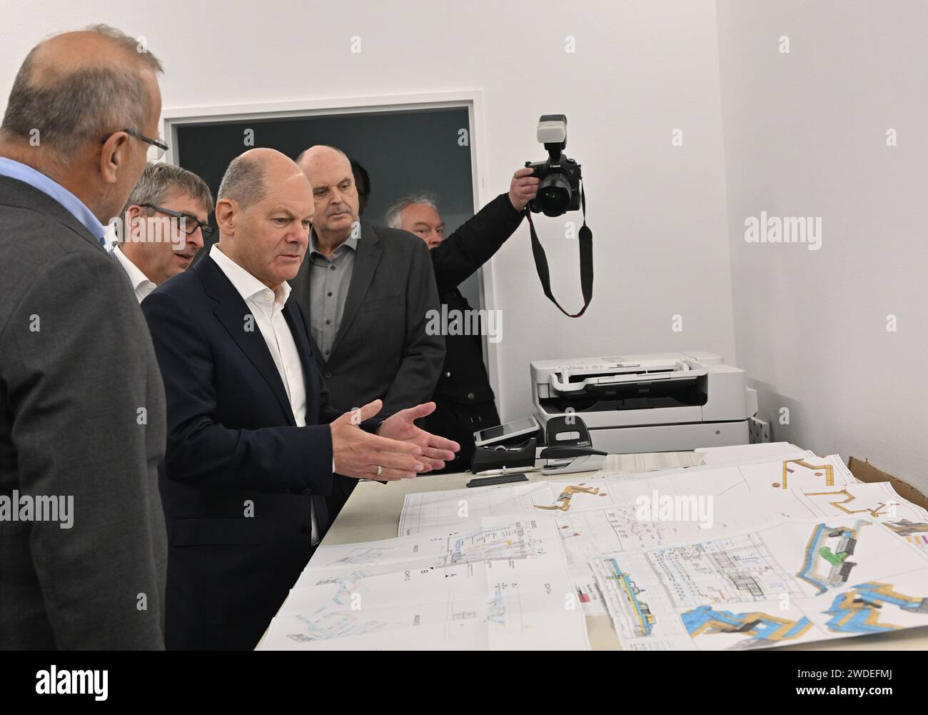 Potsdam, Germania. 20 gennaio 2024. Il Cancelliere Olaf Scholz (SPD) esamina la pianificazione di un'alimentazione centrale di calore nel salotto di ST Gebäudetechnik. Il Cancelliere federale visitò la società nel suo collegio elettorale. Crediti: Bernd Settnik/dpa/Alamy Live News Foto Stock