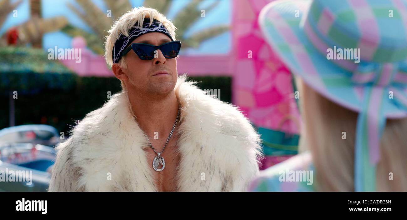 Barbie (2023), diretto da Greta Gerwig e interpretato da Margot Robbie nel ruolo di Barbie e Ryan Gosling nel ruolo di Ken. Barbie soffre di una crisi che la porta a mettere in discussione il suo mondo e la sua esistenza.pubblicità ancora ***SOLO USO EDITORIALE***. Credito: BFA / Warner Bros Foto Stock