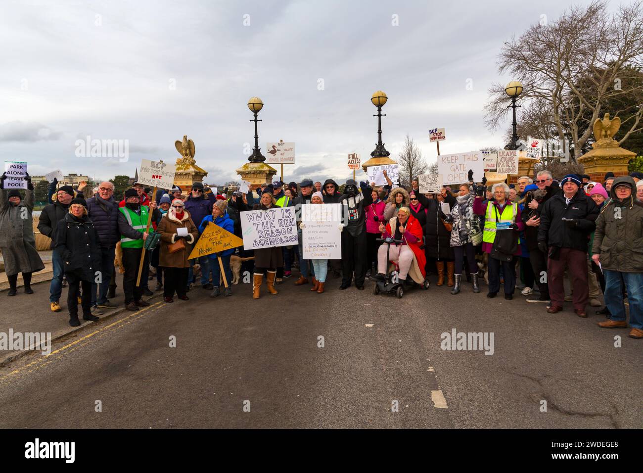 Poole, Dorset, Regno Unito. 20 gennaio 2024. Una protesta pacifica ha luogo contro la chiusura del Whitecliff Road Gate nel Poole Park, che secondo i residenti creerà un “caos del traffico”. Poole Park è stato formalmente aperto dal Principe di Galles il 18 gennaio 1890, una campagna locale residente per mantenere aperto tutti gli ingressi al parco, ha lanciato una petizione e ha chiesto il sostegno di re Carlo. I punti di accesso sono stati chiusi ai veicoli mentre il BCP intraprende una consultazione pubblica. Le opinioni sono divise con le affermazioni che l'autorità ha un programma anti-auto. Crediti: Carolyn Jenkins/Alamy Live News Foto Stock