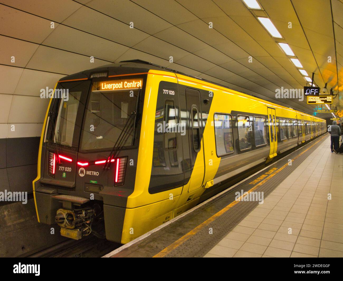 Liverpool, Regno Unito - 4 gennaio 2024: Uno dei nuovi treni elettrici Classe 777 sulla rete della metropolitana Merseyrail a Merseyside, Inghilterra, Regno Unito. Foto Stock