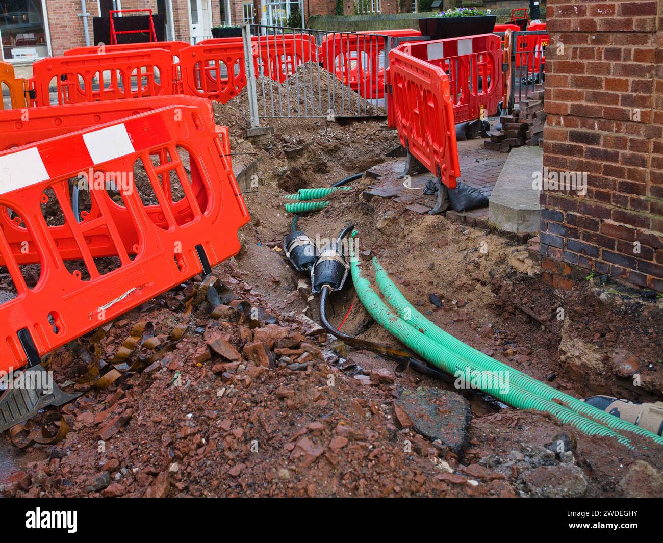 Wirral, Regno Unito - dicembre 31 2023: Connettori per cavi elettrici riempiti di resina in uno scavo in un'area urbana del Regno Unito. Un'altra infrastruttura di servizi pubblici può essere se stessa Foto Stock