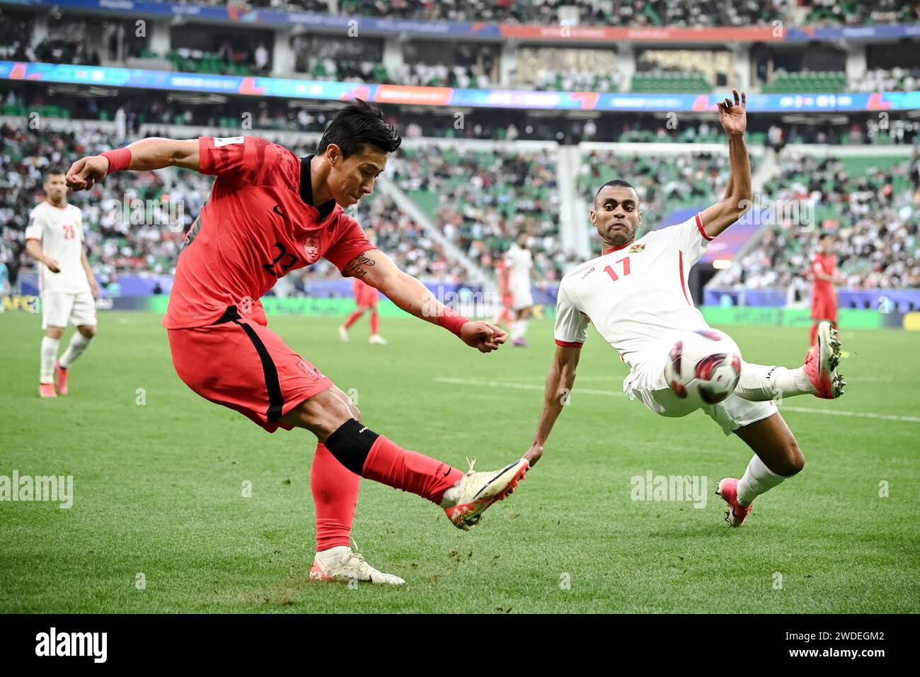 Doha, Qatar. 20 gennaio 2024. Salem al Ajalin (R) della Giordania difende Kim Tae Hwan della Corea del Sud durante il girone e match tra Giordania e Corea del Sud alla AFC Asian Cup Qatar 2023 a Doha, in Qatar, 20 gennaio 2024. Credito: Jiang Han/Xinhua/Alamy Live News Foto Stock