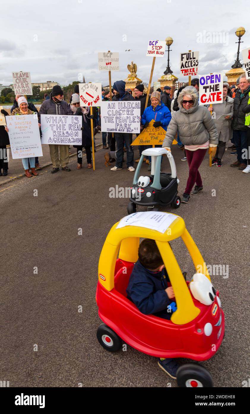 Poole, Dorset, Regno Unito. 20 gennaio 2024. Una protesta pacifica ha luogo contro la chiusura del Whitecliff Road Gate nel Poole Park, che secondo i residenti creerà un “caos del traffico”. Poole Park è stato formalmente aperto dal Principe di Galles il 18 gennaio 1890, una campagna locale residente per mantenere aperto tutti gli ingressi al parco, ha lanciato una petizione e ha chiesto il sostegno di re Carlo. I punti di accesso sono stati chiusi ai veicoli mentre il BCP intraprende una consultazione pubblica. Le opinioni sono divise con le affermazioni che l'autorità ha un programma anti-auto. Crediti: Carolyn Jenkins/Alamy Live News Foto Stock