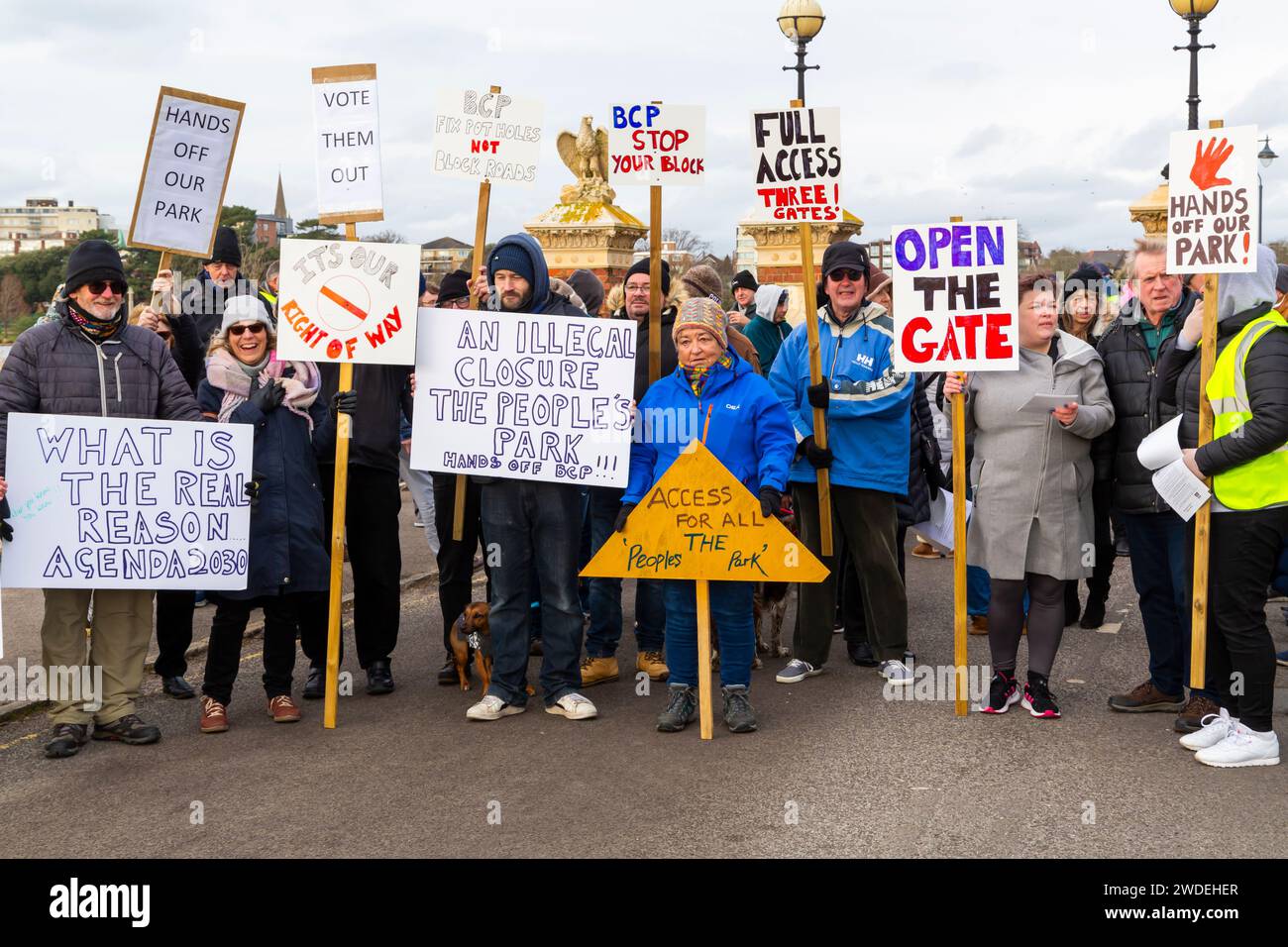 Poole, Dorset, Regno Unito. 20 gennaio 2024. Una protesta pacifica ha luogo contro la chiusura del Whitecliff Road Gate nel Poole Park, che secondo i residenti creerà un “caos del traffico”. Poole Park è stato formalmente aperto dal Principe di Galles il 18 gennaio 1890, una campagna locale residente per mantenere aperto tutti gli ingressi al parco, ha lanciato una petizione e ha chiesto il sostegno di re Carlo. I punti di accesso sono stati chiusi ai veicoli mentre il BCP intraprende una consultazione pubblica. Le opinioni sono divise con le affermazioni che l'autorità ha un programma anti-auto. Crediti: Carolyn Jenkins/Alamy Live News Foto Stock