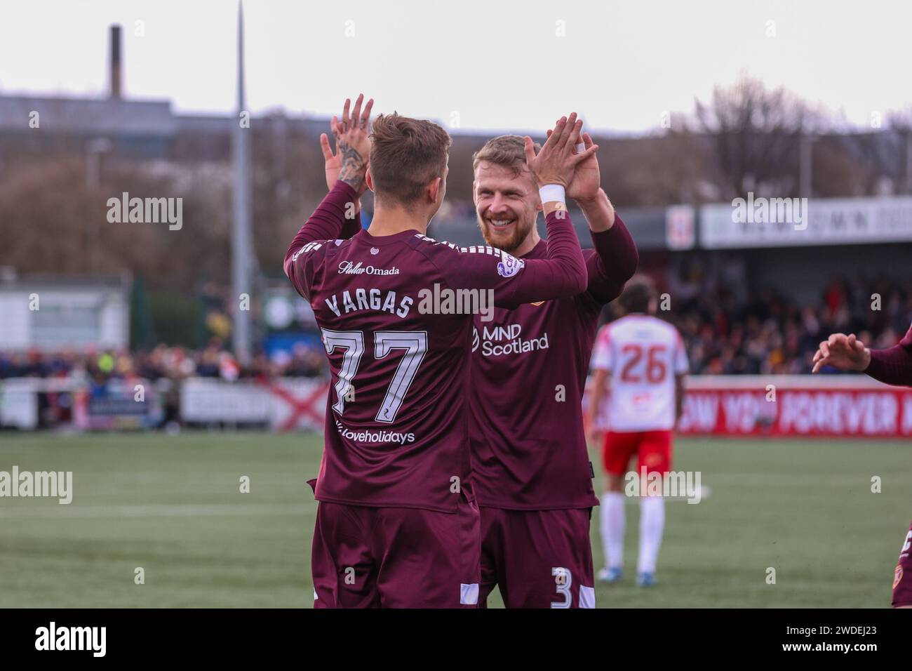 Edimburgo, Regno Unito. 20 gennaio 2024. Ainslie Park. Edimburgo. Spartans contro Hearts. 20 gennaio 2024 durante la partita di Scottish gas Scottish Cup tra Spartans e Hearts, Kenneth Vargas celebra l'apertura del punteggio con Stephen Kingsley di Hearts (Photo credit: Alamy Live News/David Mollison) Credit: David Mollison/Alamy Live News Foto Stock