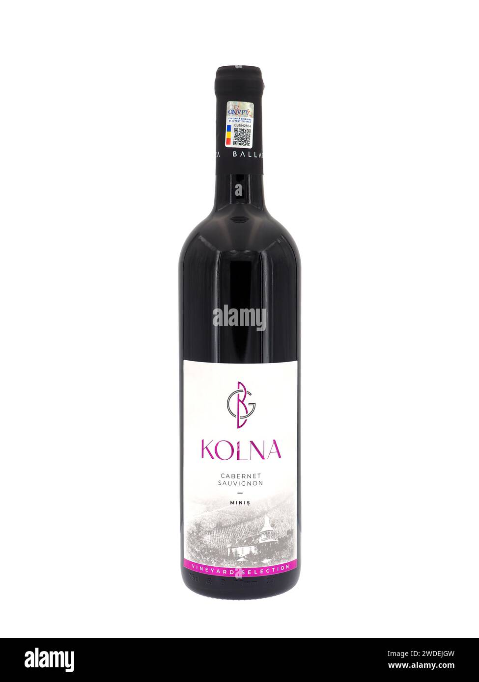 ROMA, ITALIA - 8 NOVEMBRE 2023. Bottiglia di vino rosso Cabernet Sauvignon Kolna isolato su fondo bianco. Foto Stock