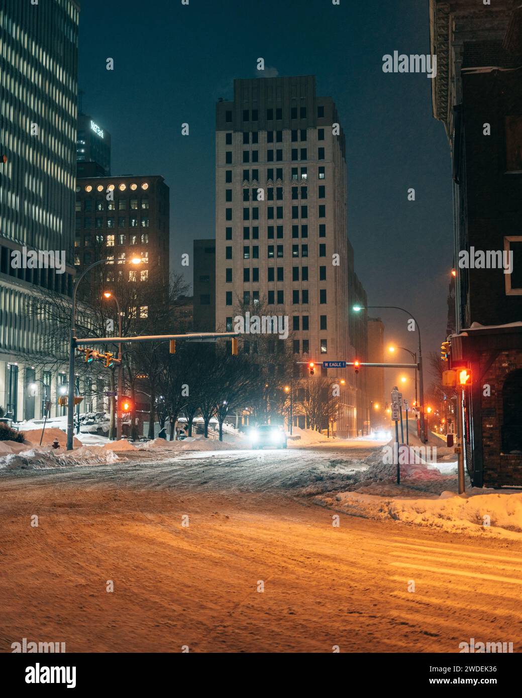 L'incrocio tra Niagara Street e Franklin Street in una notte invernale innevata nel centro di Buffalo, New York Foto Stock