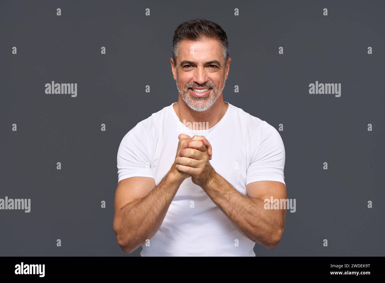 Personal trainer Happy FIT per anziani sportivo con supporto isolato su grigio. Foto Stock