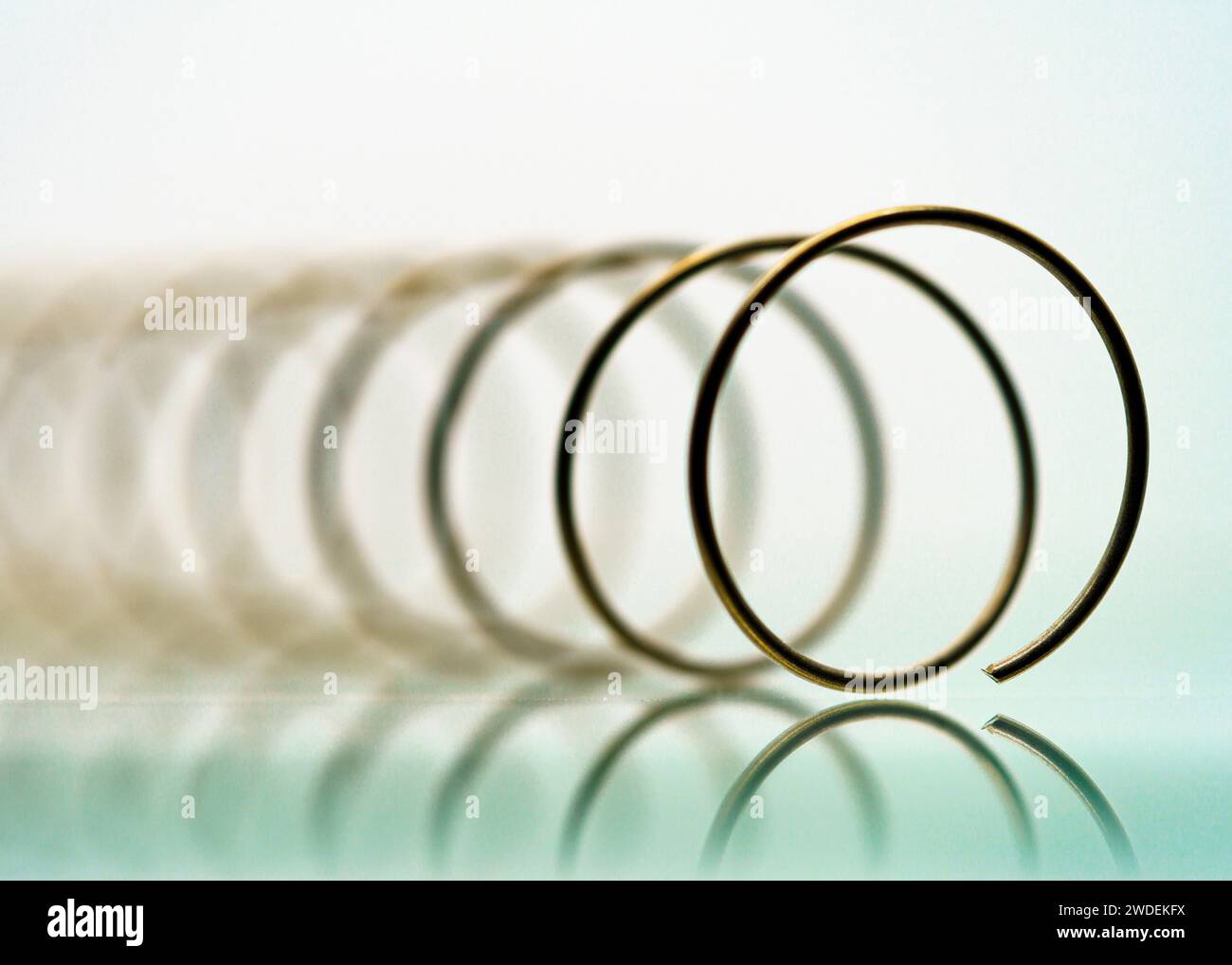 Vista macro angolare di una molla che mostra il suo design tubolare a spirale. Foto Stock