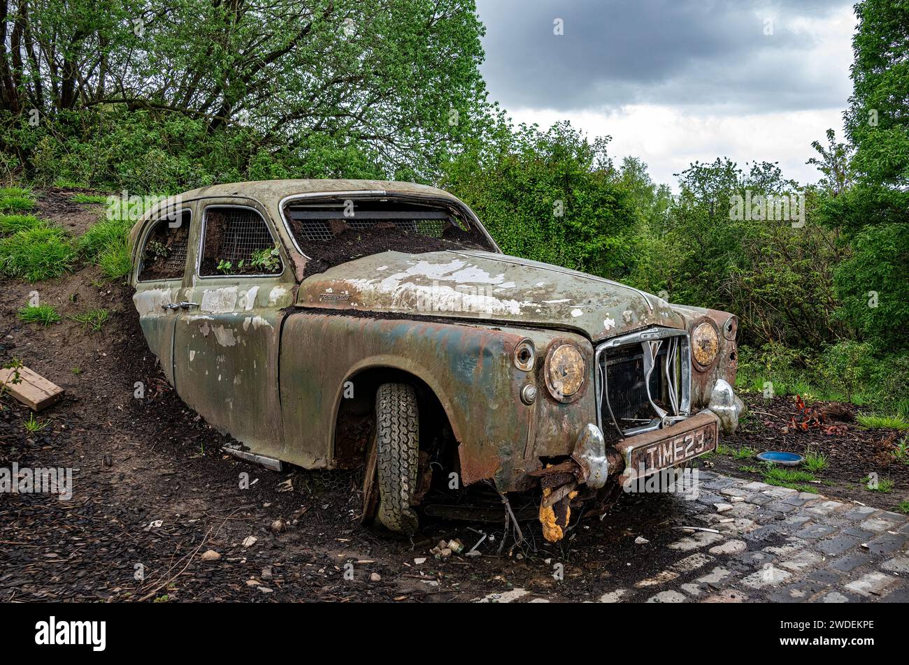 Installazione artistica di una vecchia Rover Car distrutta presso Stockingfield Bridge, Forth & Clyde Canal a Glasgow. Foto Stock