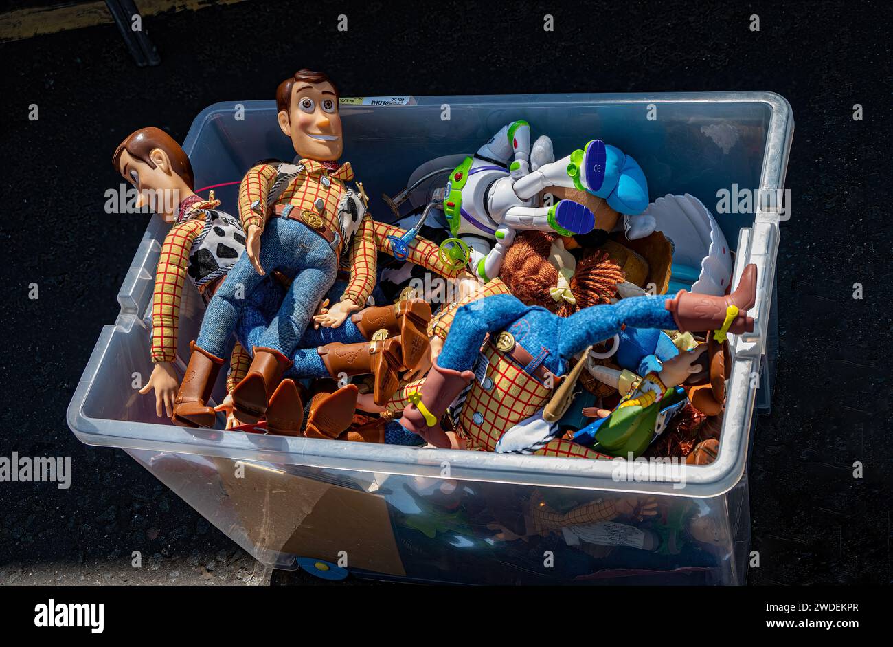 Confezione di fidanzati di Toy Story tra cui Woody e Buzz Lightyear nel mercato all'aperto. Foto Stock