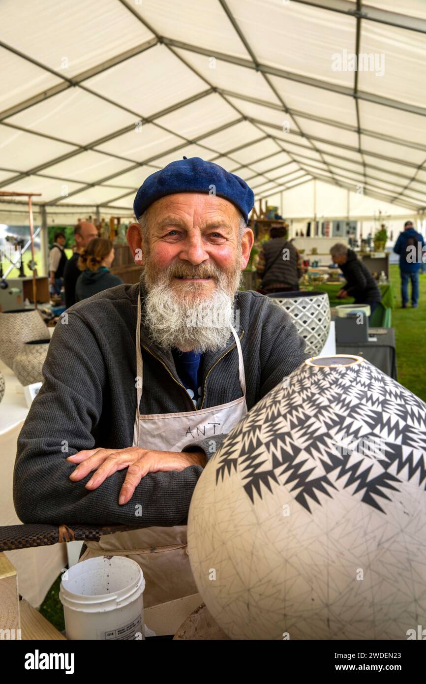 Regno Unito, Inghilterra, Warwickshire, Compton Verney House, Potfest Ceramics Event, vaso decorativo per espositori con design geometrico Foto Stock