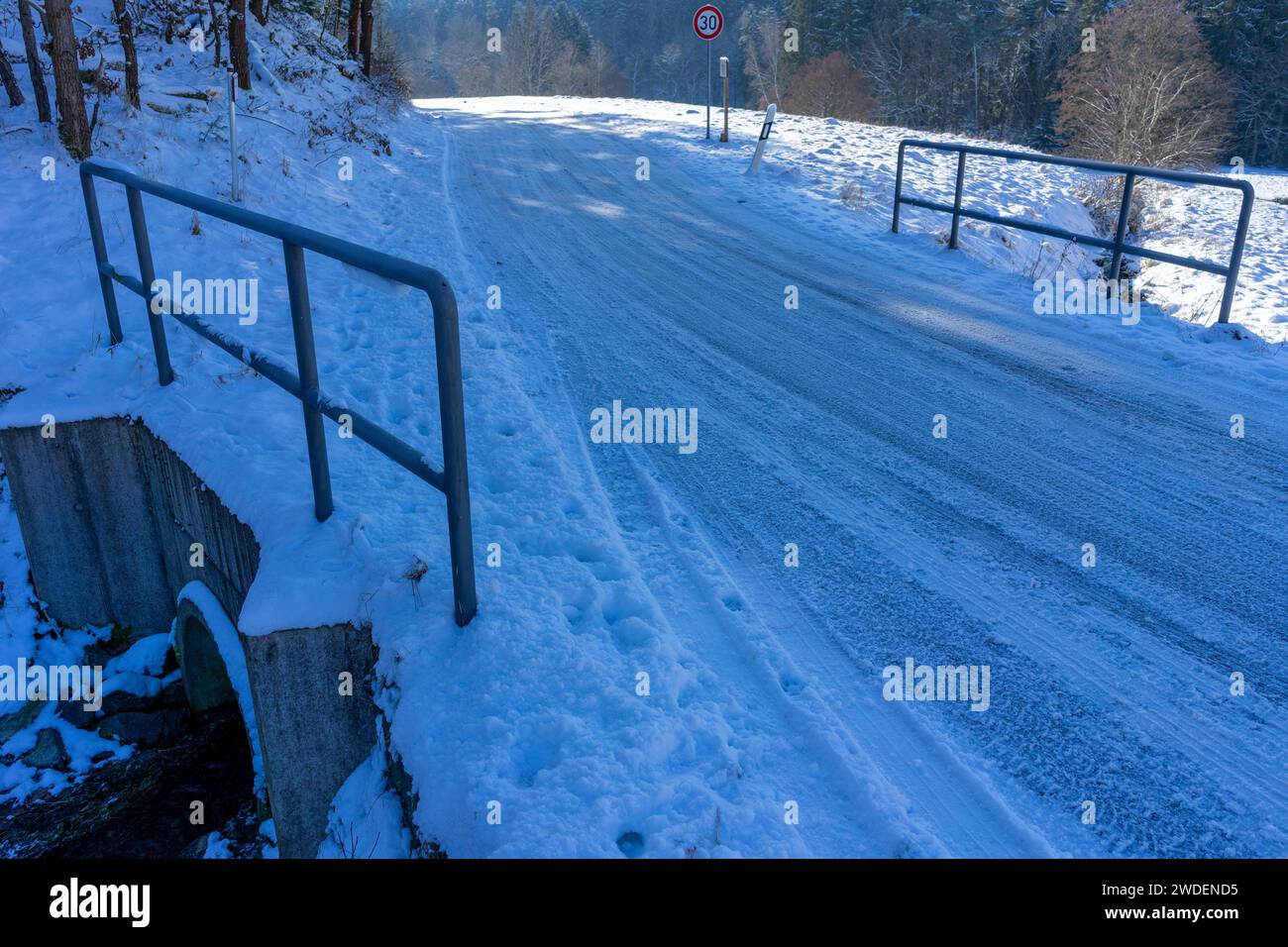 Pericolo di un ponte ghiacciato in inverno Foto Stock