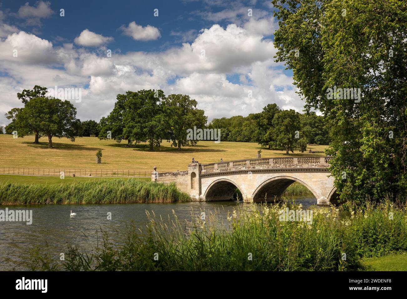 Regno Unito, Inghilterra, Warwickshire, Compton Verney, Compton Pools Upper Bridge e Upper Park Foto Stock