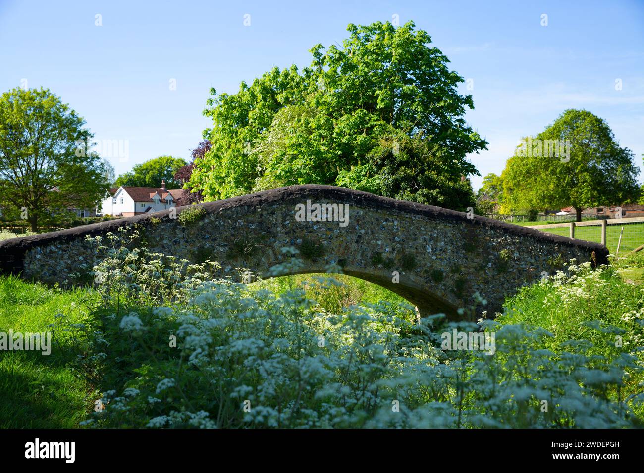 Antico ponte in pietra (non il Packahorse Bridge) che attraversa il fiume Kennett a Brookside nel villaggio di Moulton, Suffolk Foto Stock