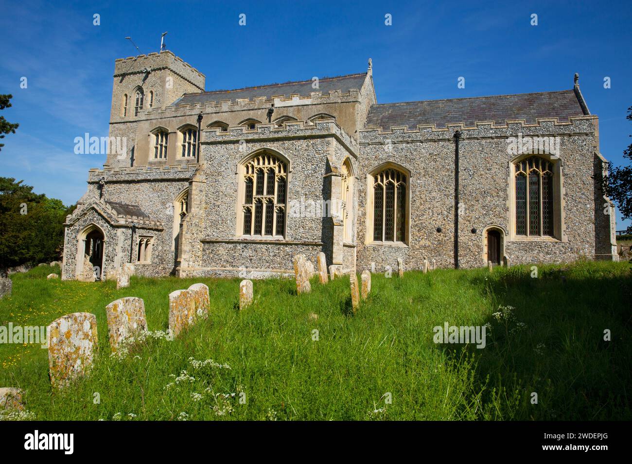 Chiesa di San Pietro con la sua torre del XIV secolo, Moulton, Suffolk Foto Stock