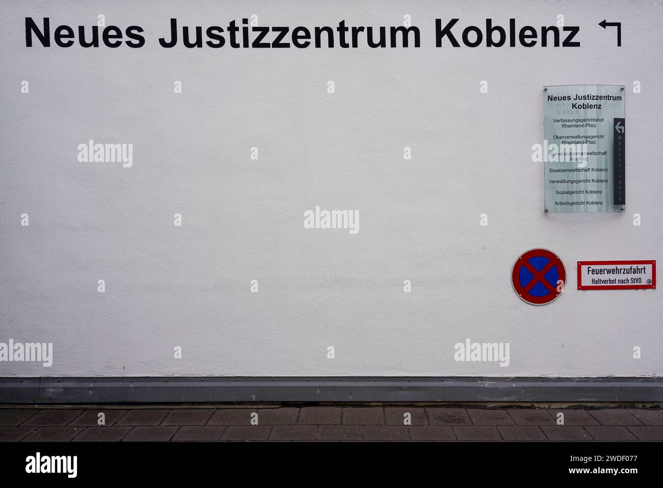 Scritte e insegne per il nuovo Centro di giustizia di Coblenza, Renania Palatinato, Germania. Foto Stock