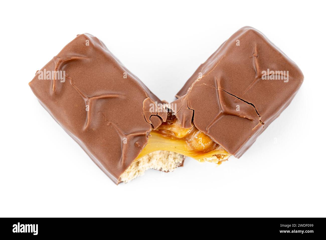 Сhocolate bar. Due metà di una barretta di cioccolato imbottita isolata su uno sfondo bianco. Barretta dolce al cioccolato croccante a fette. Foto Stock