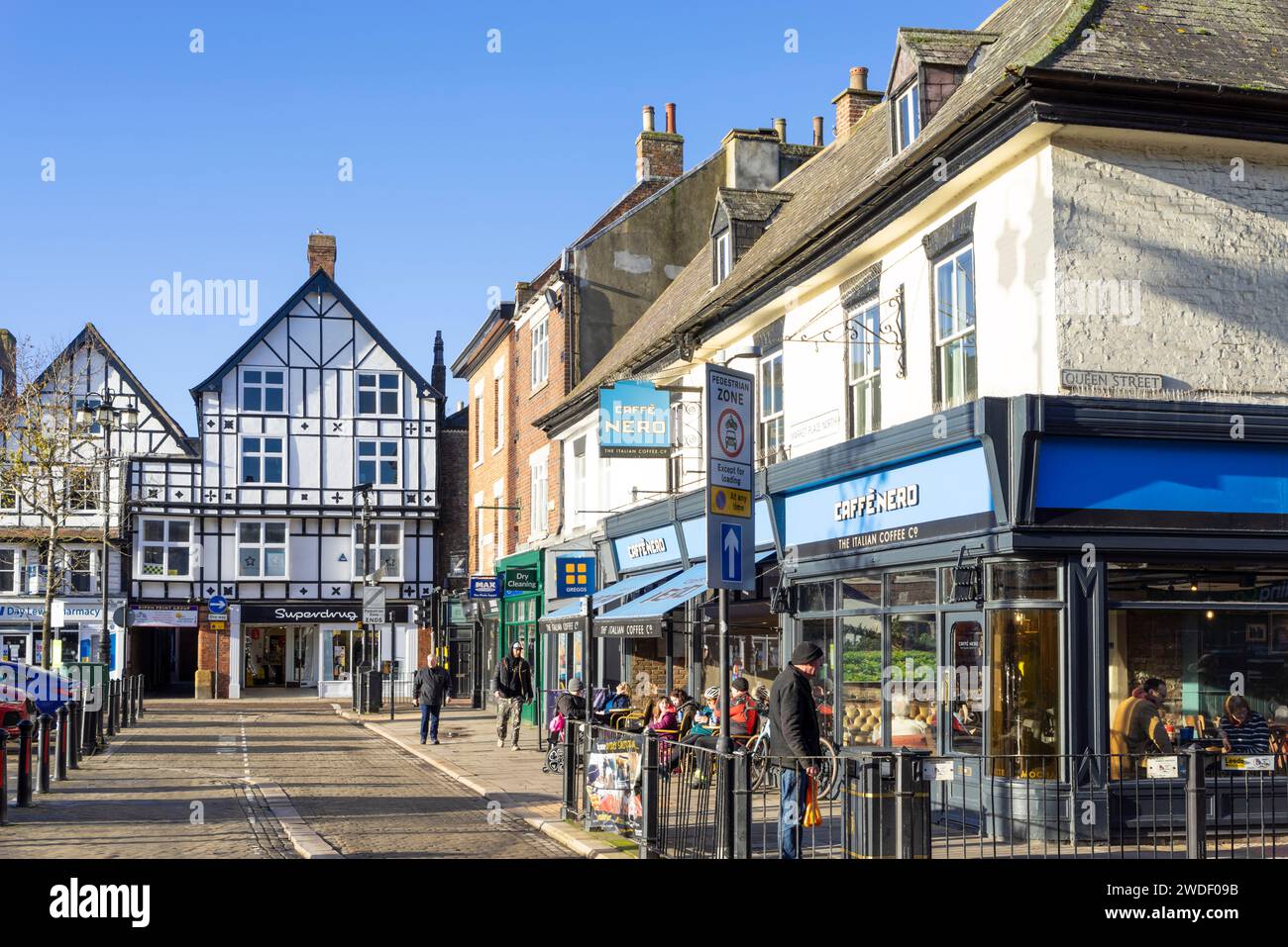 Ripon Market Place North Caffe Nero caffetteria, panetteria Greggs e altri negozi locali a Ripon North Yorkshire Inghilterra Regno Unito Europa Foto Stock