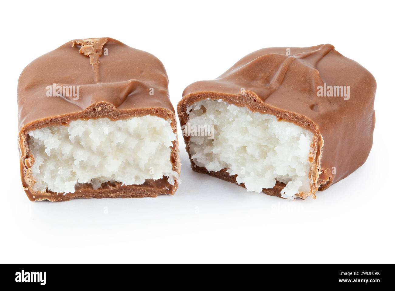 Сhocolate bar. Due metà di una barra di cocco imbottita isolata su uno sfondo bianco. Barretta dolce al cioccolato croccante a fette. Il file contiene il percorso di ritaglio. Foto Stock