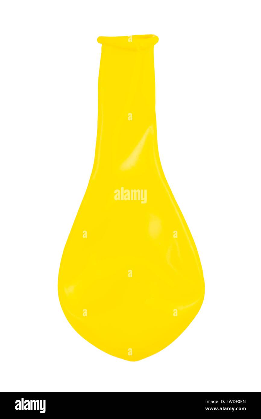 Palloncino giallo senza aria. Nuovo palloncino colorato isolato su sfondo bianco. Oggetto per arredamento festa di compleanno. Il file contiene il percorso di ritaglio. Foto Stock