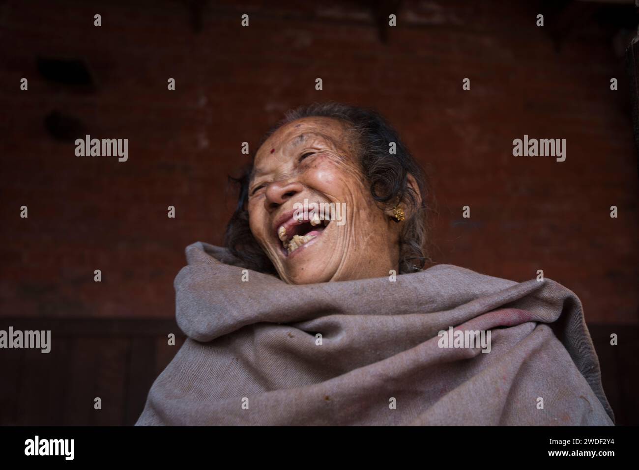 Kathmandu, Nepal - aprile 20,2023 : Ritratto di nepalese più vecchio in Piazza Patan Durbar. Foto Stock