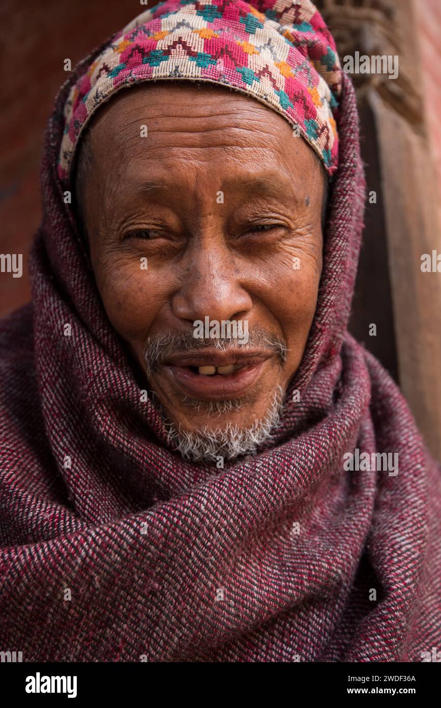Kathmandu, Nepal - aprile 20,2023 : Ritratto di nepalese più vecchio in Piazza Patan Durbar. Foto Stock