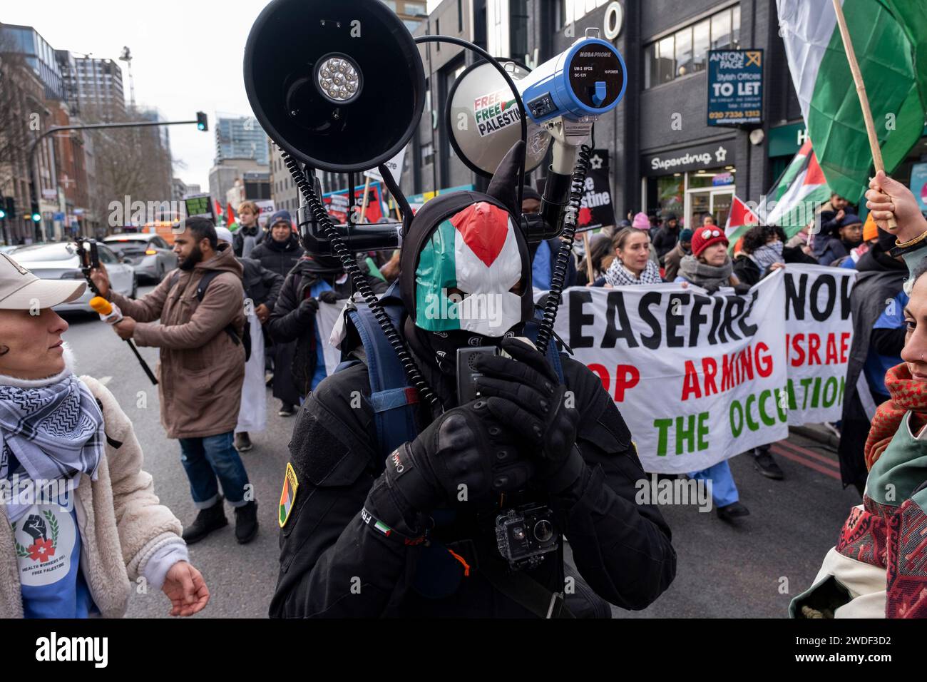 Centinaia di manifestanti si sono riuniti a Whitechapel per una giornata d'azione della Palestina per chiedere la pace e il cessate il fuoco a Gaza e la libertà per la Palestina il 20 gennaio 2024 a East London, Regno Unito. Le principali manifestazioni nella capitale non si sono svolte questo fine settimana, e invece si sono svolte proteste più piccole che hanno portato a molte migliaia di persone in tutta la città e il paese a porre fine al conflitto Hamas-Israele. Foto Stock