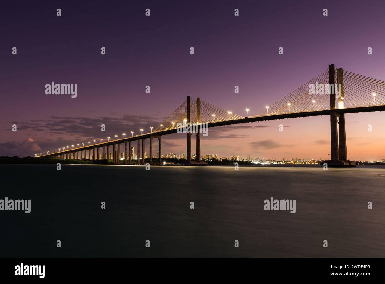 Newton Navarro Bridge a Natal City di notte Foto Stock