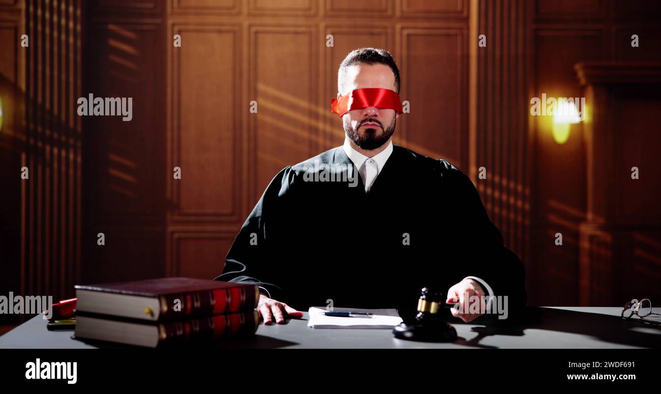 Giudice bendato in tribunale che colpisce il martelletto. Contenzioso penale Foto Stock
