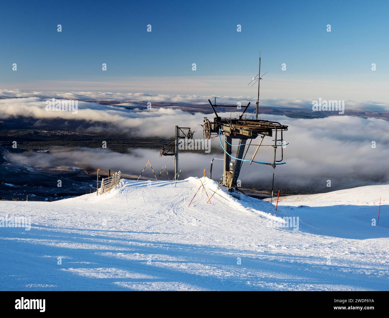 Un ascensore vicino al caffè Ptarmigan presso la stazione sciistica di Cairgorm a Cairngorms, Scozia, Regno Unito Foto Stock