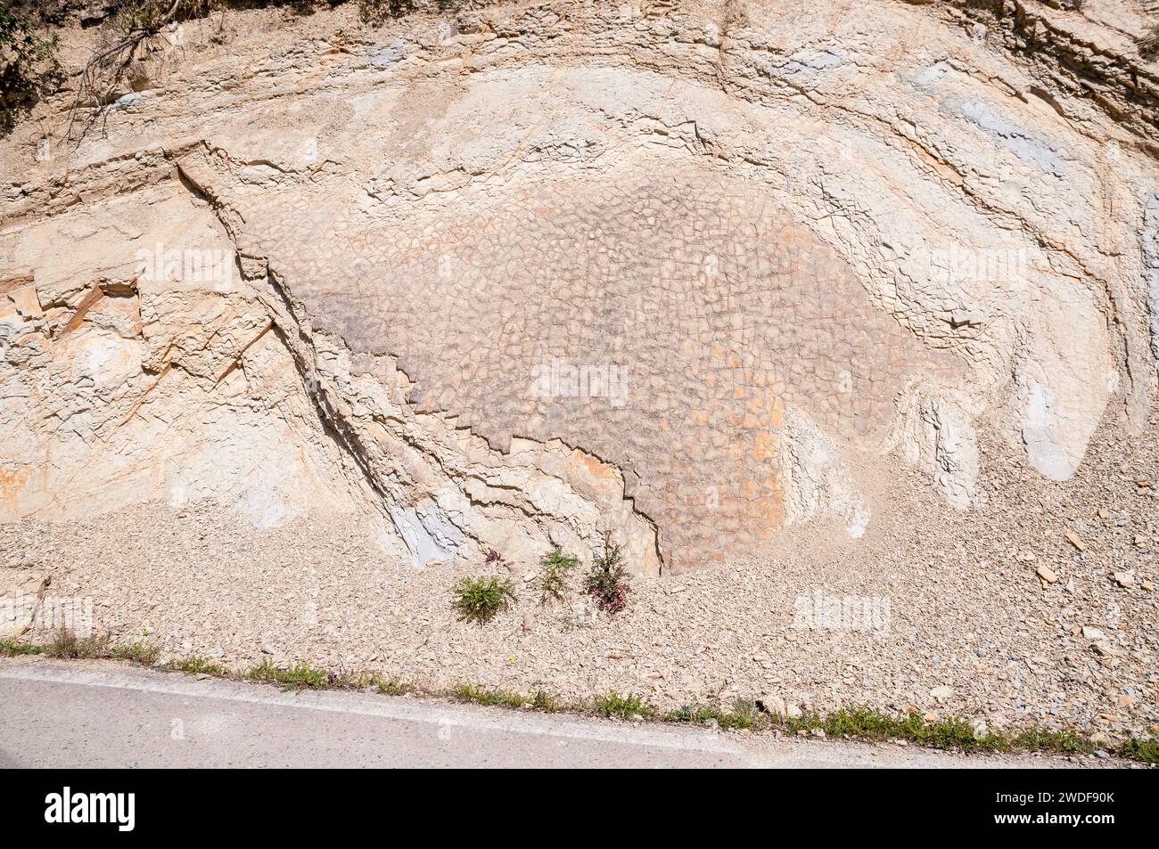 Erosione rocciosa sul lato di una strada, Catalogna, Spagna Foto Stock