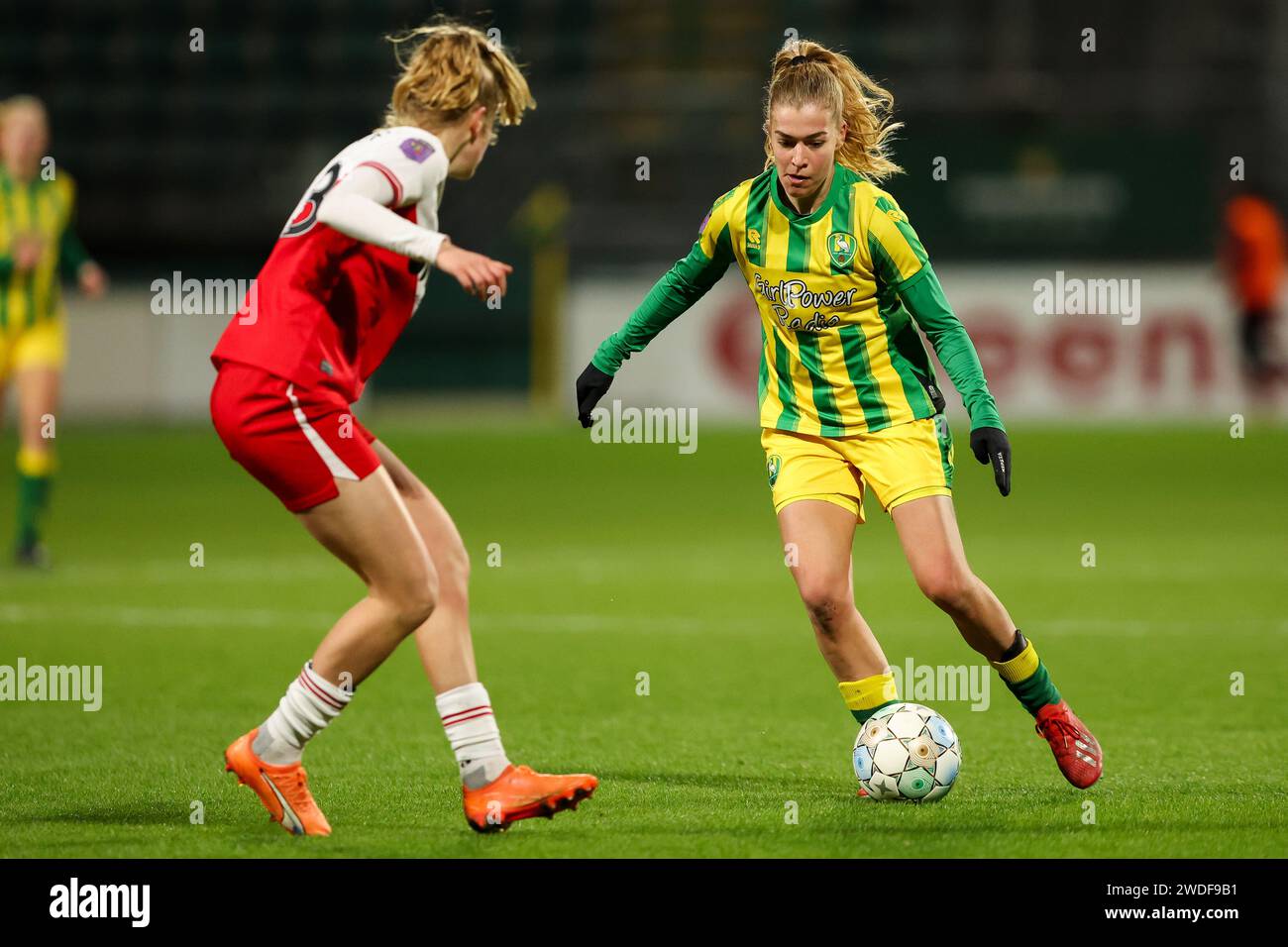 Den Haag, Paesi Bassi. 20 gennaio 2024. DEN HAAG, PAESI BASSI - 20 GENNAIO: Nikki Ijzerman dell'ADO Den Haag viene sfidato da Dieke van Straten dell'FC Utrecht durante l'Azerion Vrouwen Eredivisie match tra ADO Den Haag e FC Utrecht al Bingoal Stadion il 20 gennaio 2024 a Den Haag, Paesi Bassi (foto di Hans van der Valk/Orange Pictures) credito: Orange Pics BV/Alamy Live News Foto Stock