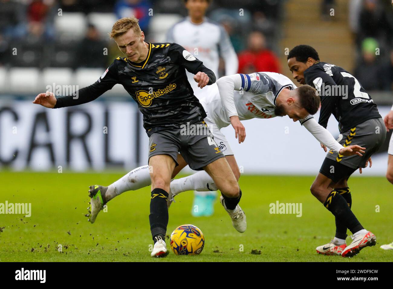 Swansea, Regno Unito. 20 gennaio 2024. Matt Grimes di Swansea City e Flynn Downes di Southampton EFL Skybet Championship match, Swansea City contro Southampton allo Stadio Swansea.com di Swansea, Galles, sabato 20 gennaio 2024. Questa immagine può essere utilizzata solo per scopi editoriali. Solo editoriale, foto di Credit: Andrew Orchard Sports Photography/Alamy Live News Foto Stock