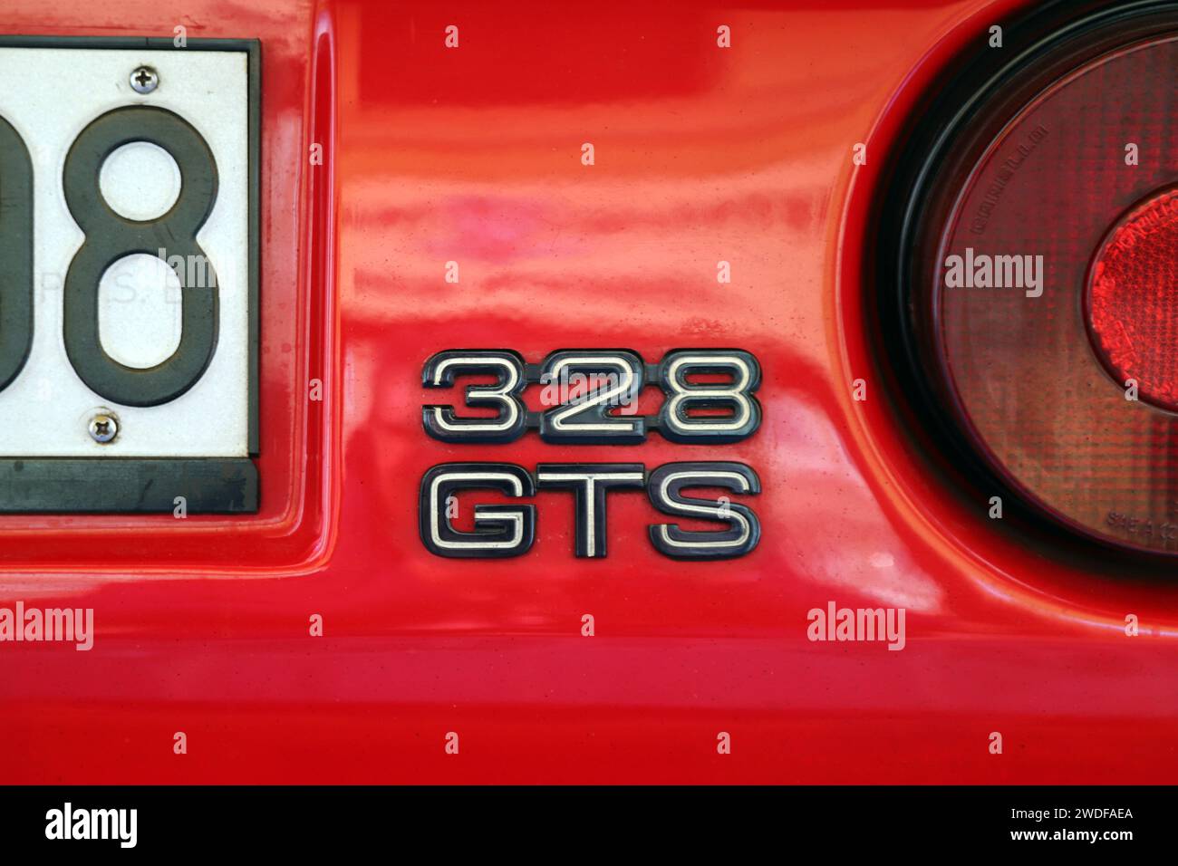 Maranello, Modena, Italia, dicembre 2023 - logo Ferrari 328 GTS sul retro della vettura Foto Stock