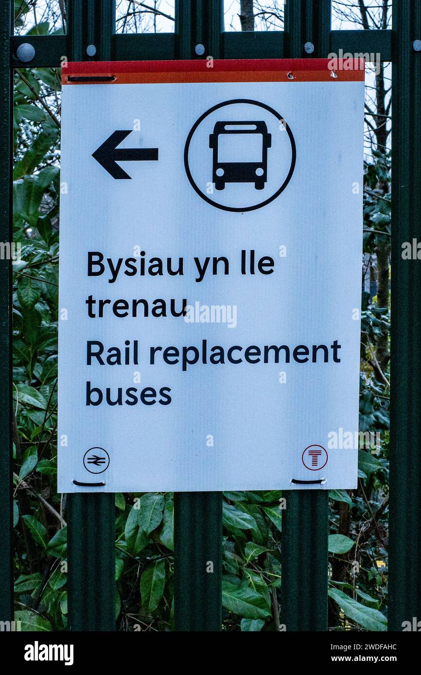 Segnale di servizio di sostituzione della ferrovia (autobus) a causa di lavori di ingegneria della metropolitana da parte di Transport for Wales a Cardiff 2023. Foto Stock