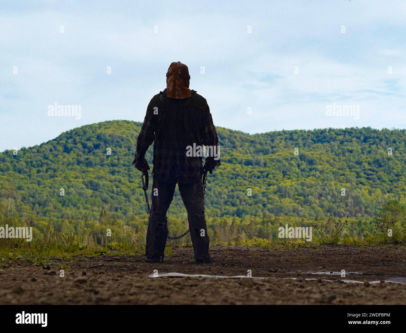 In a Violent Nature (2024), diretto da Chris Nash e interpretato da Lauren-Marie Taylor, Andrea Pavlovic e Ry Barrett. Il film horror tiene traccia di una creatura zombie che si fa strada in una foresta appartata. Pubblicità ancora ***SOLO USO EDITORIALE***. Credito: BFA / tremolio Foto Stock In a Violent Nature (2024), diretto da Chris Nash e interpretato da Lauren-Marie Taylor, Andrea Pavlovic e Ry Barrett. Il film horror tiene traccia di una creatura zombie che si fa strada in una foresta appartata. Pubblicità ancora ***SOLO USO EDITORIALE***. Credito: BFA / tremolio Foto Stock
