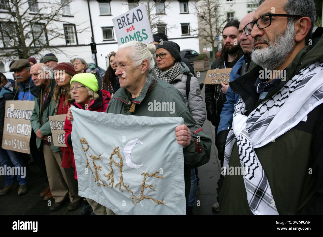 Wrexham, Regno Unito. 20 gennaio 2024. Una donna tiene in mano un cartello che dice "pane non bombe" durante la veglia. I manifestanti pro-palestinesi si sono riuniti nella città gallese di Llangollen, chiedendo la fine del conflitto e dei crimini di guerra commessi da Israele durante la recente invasione. Le richieste di pace sono giunte con il riconoscimento che Israele sta commettendo nient'altro che genocidio nel massacro massiccio di civili innocenti a Gaza. (Foto di Andrew McCoy/SOPA Images/Sipa USA) credito: SIPA USA/Alamy Live News Foto Stock