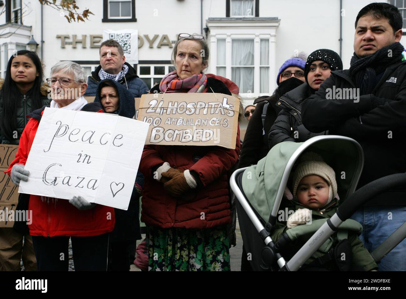 Wrexham, Regno Unito. 20 gennaio 2024. I portapacchi ascoltano in silenzio gli oratori che invocano la "pace" durante la veglia. I manifestanti pro-palestinesi si sono riuniti nella città gallese di Llangollen, chiedendo la fine del conflitto e dei crimini di guerra commessi da Israele durante la recente invasione. Le richieste di pace sono giunte con il riconoscimento che Israele sta commettendo nient'altro che genocidio nel massacro massiccio di civili innocenti a Gaza. (Foto di Andrew McCoy/SOPA Images/Sipa USA) credito: SIPA USA/Alamy Live News Foto Stock