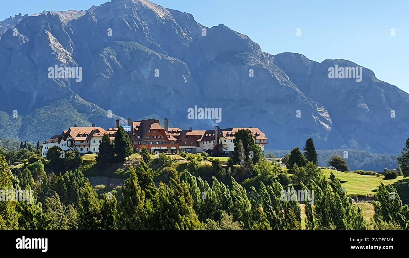 Antico palazzo in cima alla collina con lussureggianti alberi circostanti Foto Stock