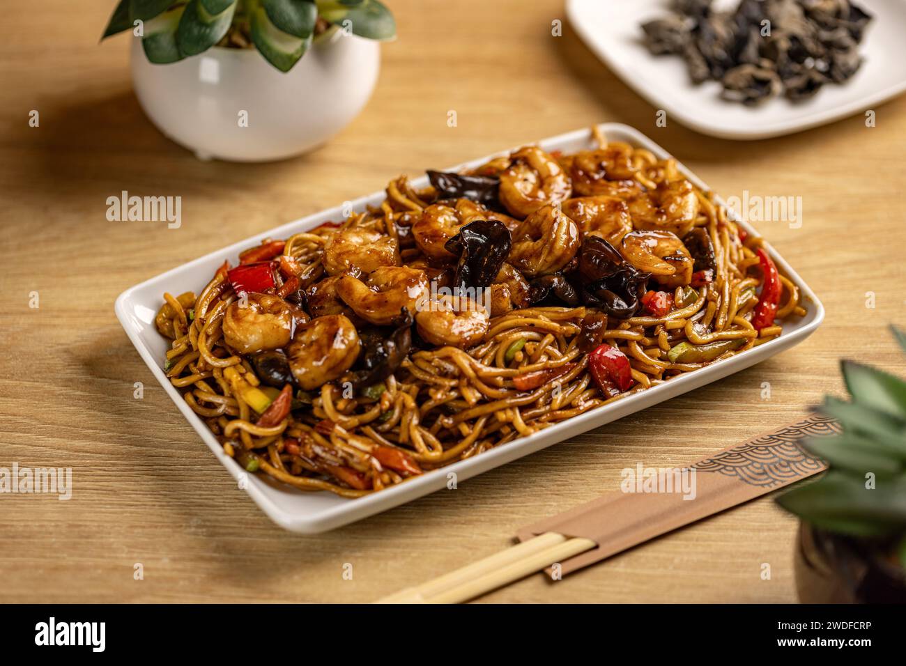 Mescolare gli spaghetti con verdure e gamberetti. Concetto di cucina cinese Foto Stock