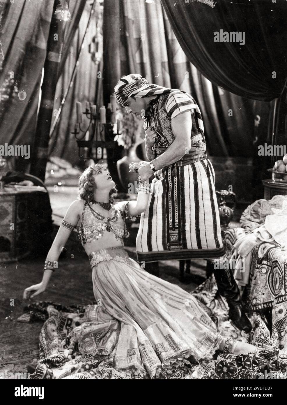 Attore Rudolph Valentino - il figlio dello sceicco - foto pubblicitaria. Foto d'epoca di Valentino e Vilma Banky nel dramma muto del 1926 Foto Stock