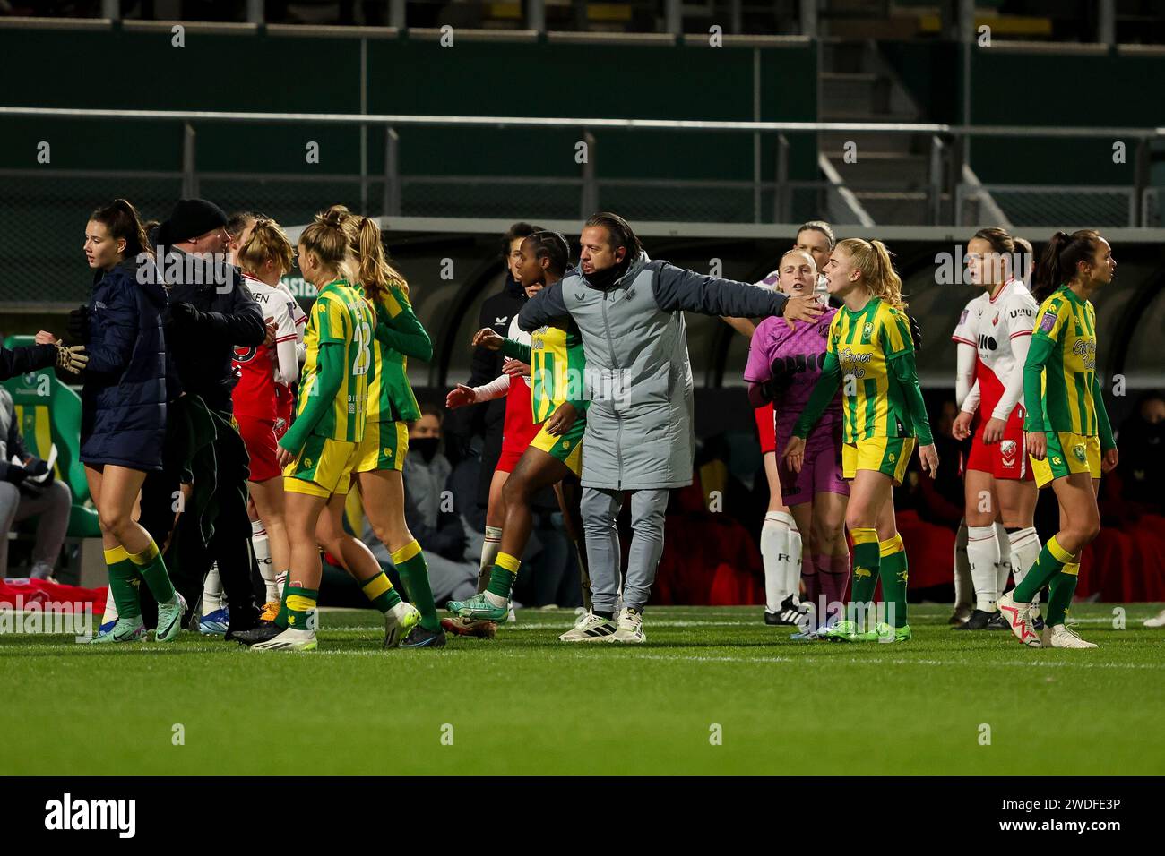 Den Haag, Niederlande. 20 gennaio 2024. DEN HAAG, PAESI BASSI - 20 GENNAIO: Scontro tra Lotje de Keijzer dell'FC Utrecht, Dieke van Straten dell'FC Utrecht, Lena Mahieu dell'FC Utrecht e Shanique Dessing dell'ADO Den Haag, Danielle Noordermeer dell'ADO Den Haag, Bo Vonk dell'ADO Den Haag, Lysanne van der Wal di ADO Den Haag durante il match Azerion Vrouwen Eredivisie tra ADO Den Haag e FC Utrecht al Bingoal Stadion il 20 gennaio 2024 a Den Haag, Paesi Bassi (foto di Hans van der Valk/Orange Pictures) credito: dpa/Alamy Live News Foto Stock