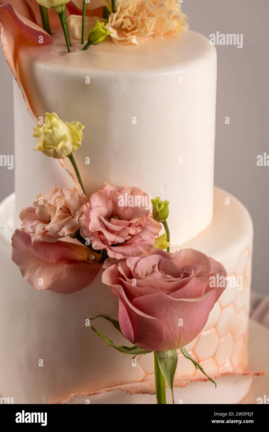 Primo piano di una bella torta nuziale con fiori Foto Stock
