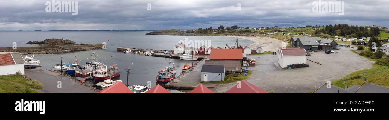 Vista del porto di Olberg con diverse barche fisher e campeggio Olberg. Stenebyen, sola, Jaeren, Rogaland, Norvegia. Foto Stock
