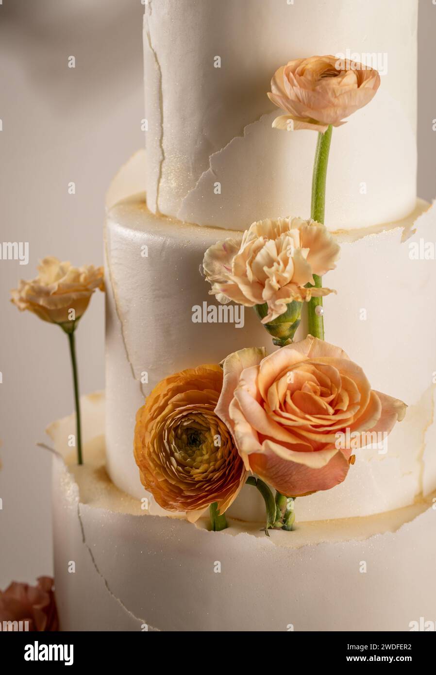 Semplice torta nuziale con fiori, primo piano Foto Stock