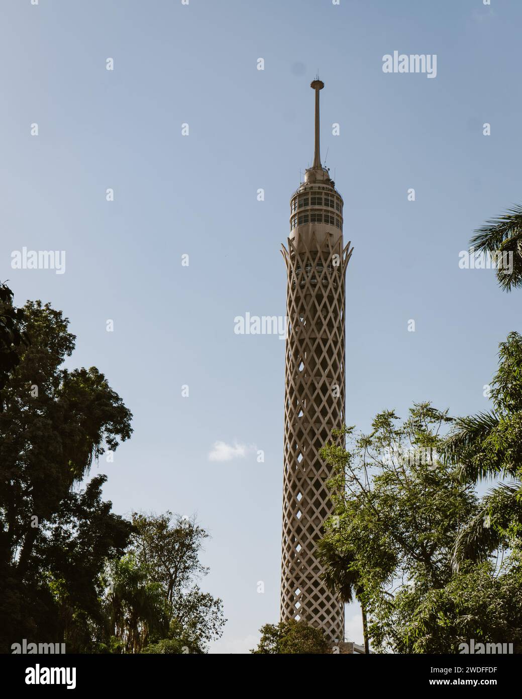 La Torre del Cairo, un famoso punto di riferimento con un disegno a reticolo aperto che evoca una pianta di loto faraonico, un simbolo iconico dell'antico Egitto. Foto Stock
