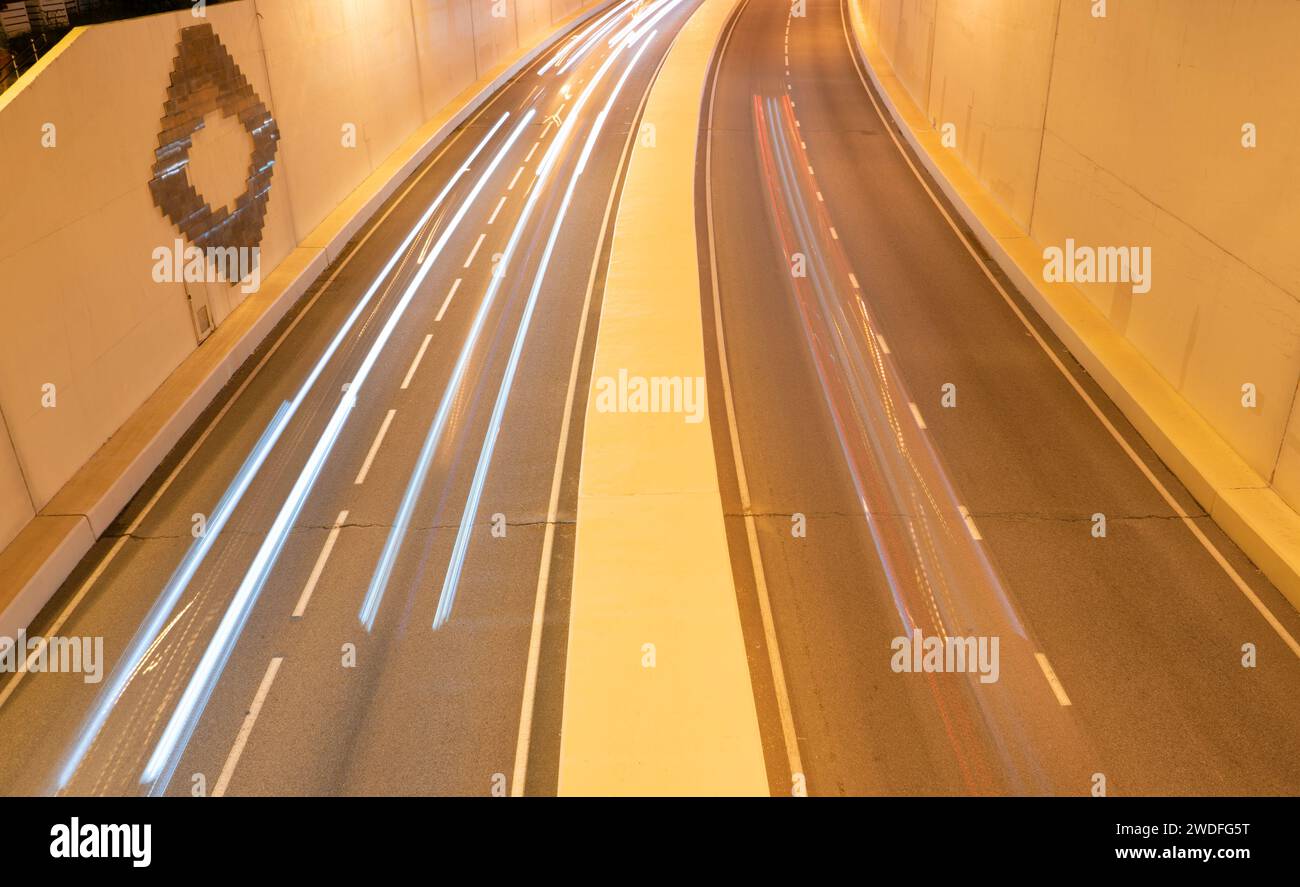 il traffico in rapido movimento della superstrada ha un'esposizione prolungata di notte. Foto Stock