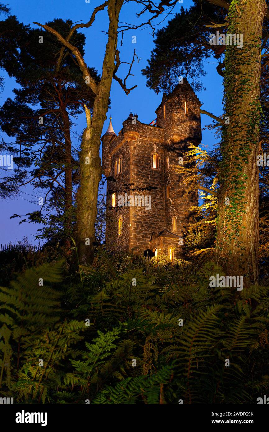 Helen's Tower, illuminata da torcia, tenuta di Clandeboye, Contea di Down, Irlanda del Nord. Foto Stock