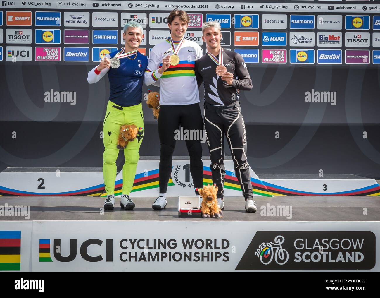 Da sinistra a destra; Mateo COLSENET (fra), Filib STEINER (sui) e Rico BEARMAN (NZL) sul podio, U23 Men. 2023 UCI BMX Racing World Championships, Glasgow Foto Stock